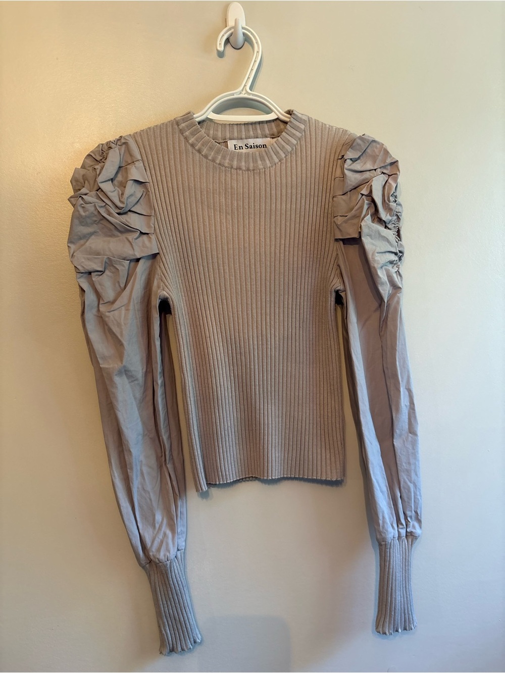 En Saison puff sleeve rib knit shirt
